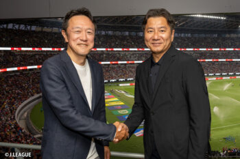 MUFGスタジアムで試合を観戦するMUFGの上野義明常務とJリーグの野々村芳和チェアマン