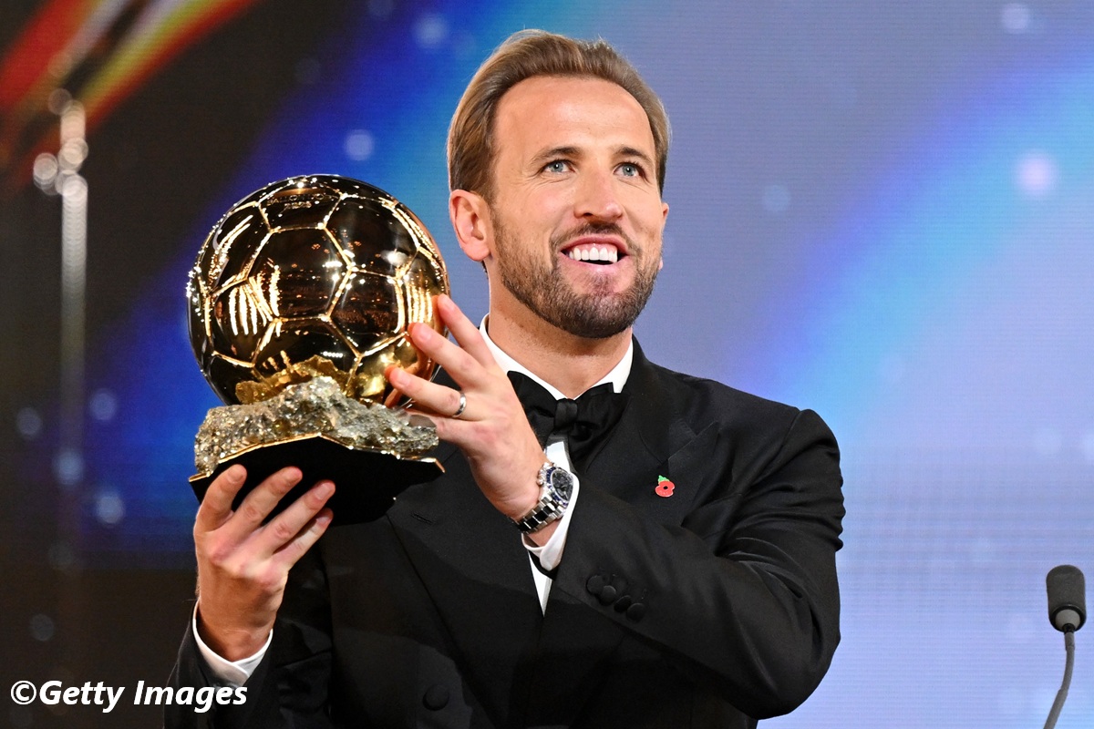 Kane vince il suo primo Pallone d'Oro! 61 tiri in 51 partite con il Bayern la scorsa stagione, 6 gol ai Mondiali del Nord e Centro America