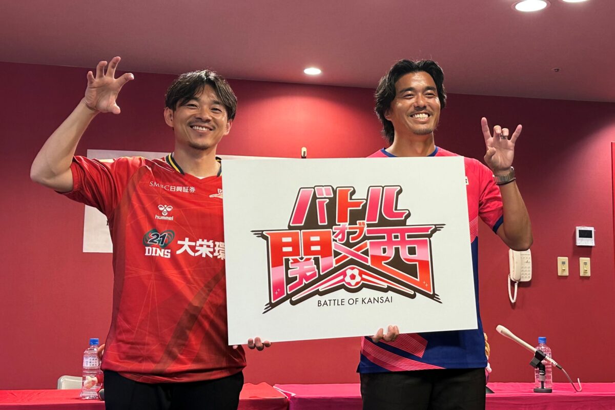 両クラブのマスコットにちなみ、ライオンポーズ、狼ポーズをとる阿部社長と丸橋アンバサダー