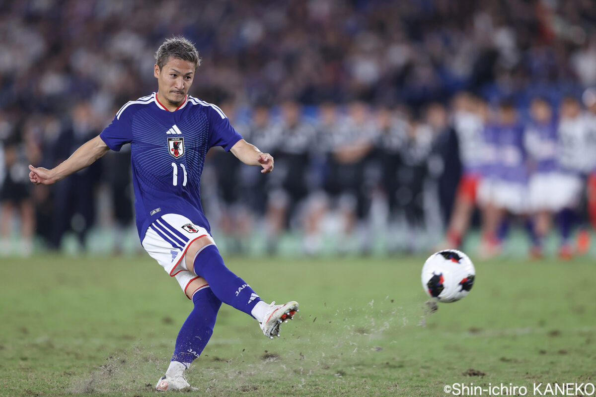 「とにかく思い切り蹴った」前田大然のPKが日本代表を勝利に導く！　約2年ぶりの“凱旋”に「PKの時も歓声がすごかった」